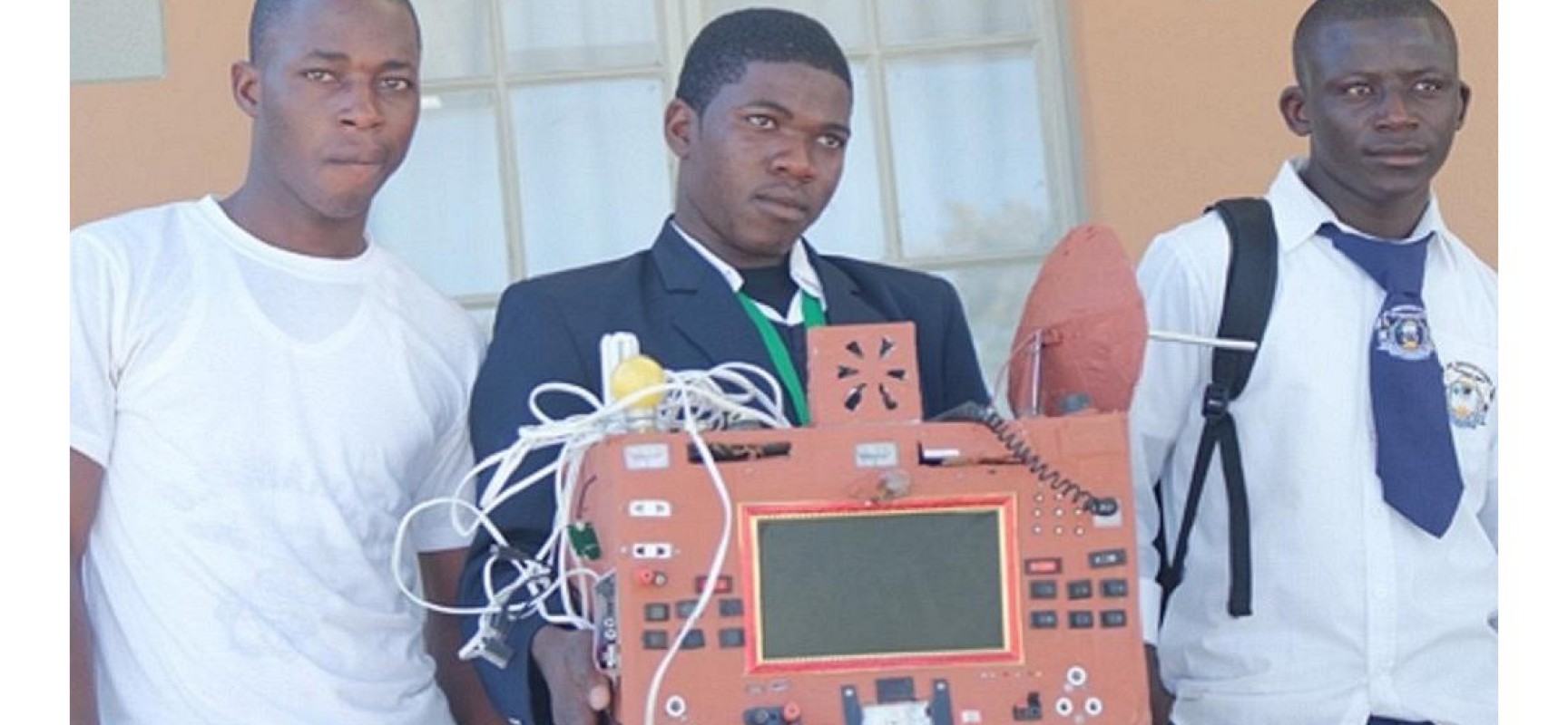 Namibie : un élève de 19 ans invente un téléphone sans fil, sans carte SIM, ni crédit