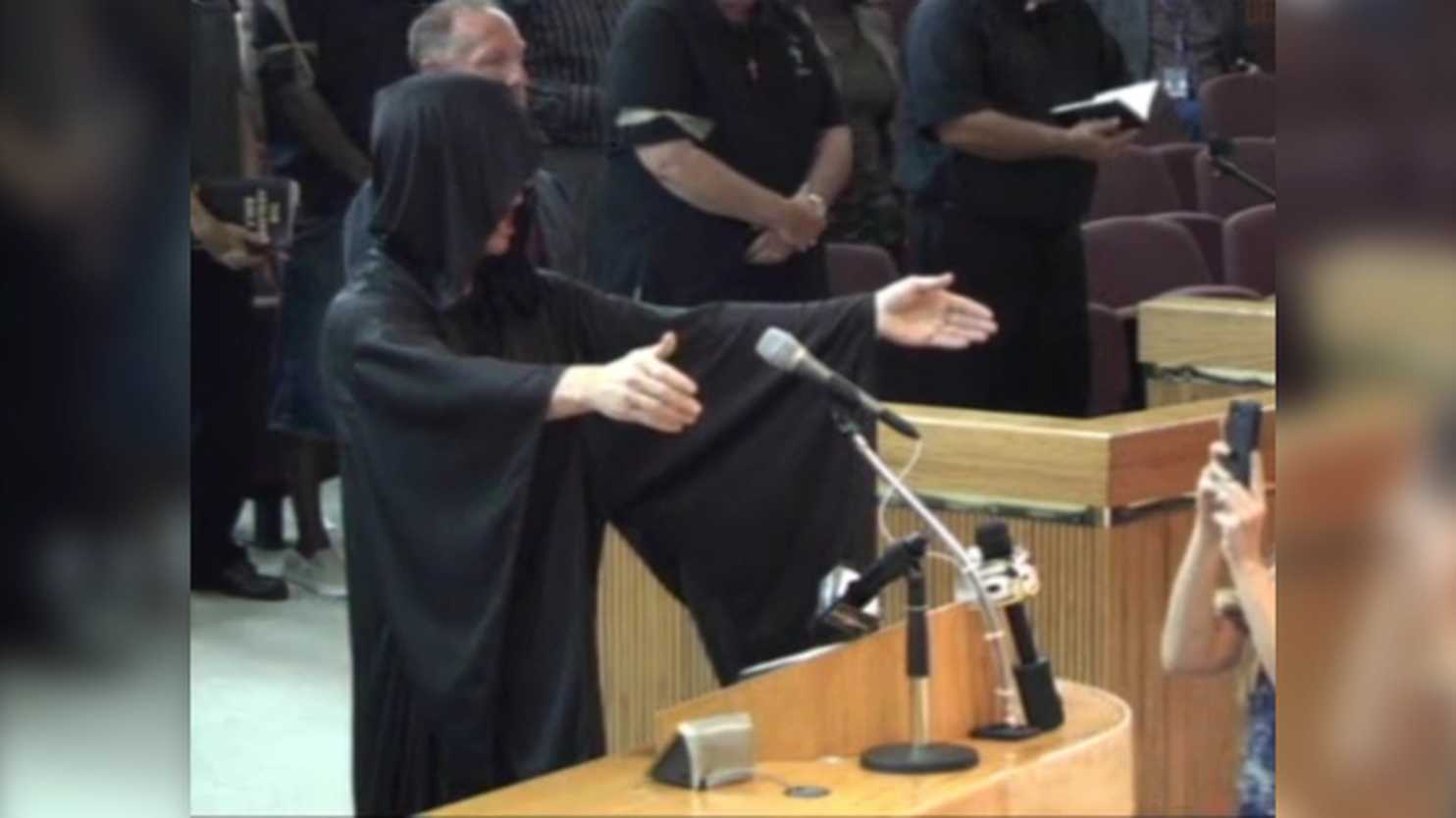 A Pensacola en Floride, le conseil municipal s’ouvre sur une invocation satanique (l’Alaska s’y met aussi)