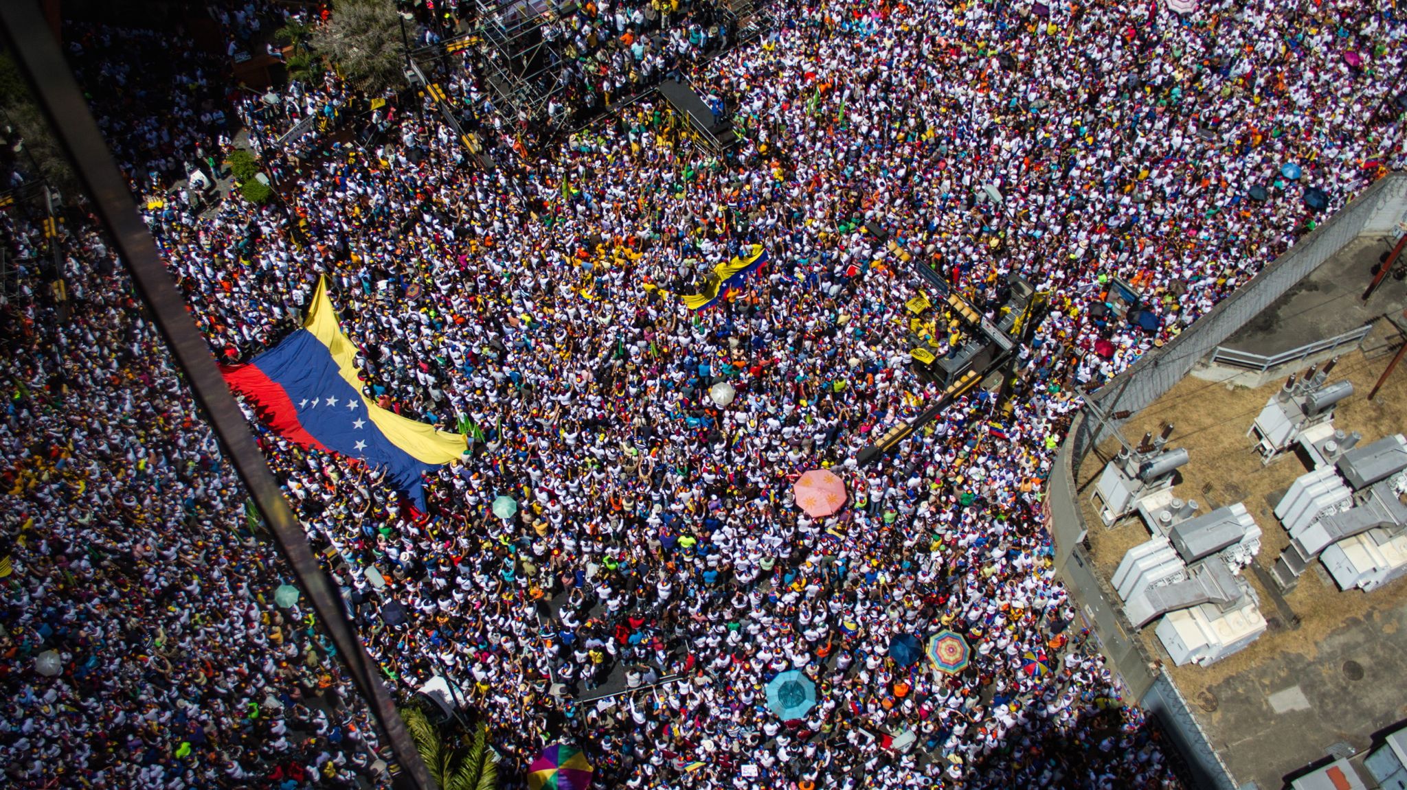 1 миллион человек. 100 000 Человек. 10000 Человек. Толпа 10000 человек. Толпа 1000 человек.