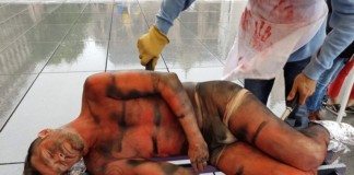 Sur le grill : action choc de militants vegan qui parodient un «barbecue macabre» (VIDEO)