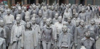 G20 : en plein Hambourg, ces “zombies” ont un message
