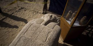 Égypte : découverte de huit tombes pharaoniques et de mille statues