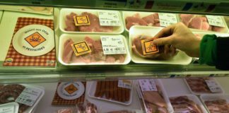 Des OGM interdits en France découverts dans de la nourriture pour animaux