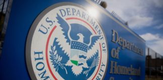 La base de données du DHS pour suivre les ” théoriciens du complot et les journalistes indépendants “.