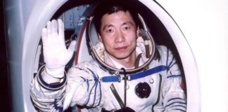 Shenzhou 5 : L’astronaute chinois Yang Liwei révéla qu’il avait entendu des sons inexplicables dans l’espace
