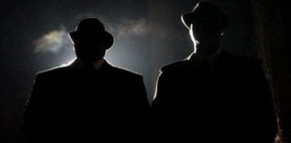 Pennsylvanie : De mystérieux hommes en noir interrogent les résidents sur des booms inexpliqués (Vidéo)