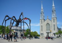 QAnon: Suivez les sculptures d’araignées appelées Mamans autour du monde