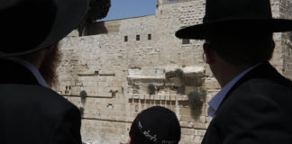 Signe de Dieu? Un immense rocher se détache du Mur des Lamentations