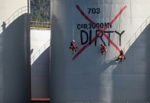 Une raffinerie d’huile de palme est occupée par Greenpeace