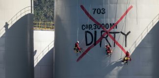 Une raffinerie d’huile de palme est occupée par Greenpeace