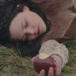 1x21 blanche neige morte endormie pomme empoisonnee charme du sommeil