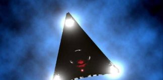 La caméra à bord de la station spatial a enregistré un OVNI en plein vol