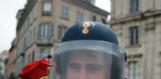 Grève illimitée de policiers pour leur prime : Pratiquons la corruption de tortionnaires et matons les matons .