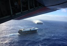 Pendant que Carlos Ghosn est en prison… un cargo dérive avec 3.500 Nissan en feu à son bord (vidéo)