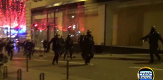 Un policier brule une voiture – Gilets Jaunes