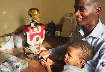 Pour aider son fils à parler, un papa HaÏtien parvient à fabriquer un robot