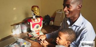 Pour aider son fils à parler, un papa HaÏtien parvient à fabriquer un robot
