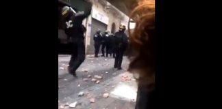Des CRS jettent des pavés sur des manifestants durant l’Acte 8 hier des Gilets Jaunes