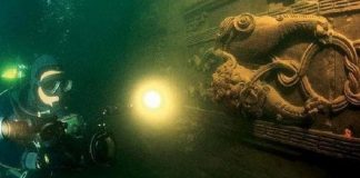 Une ville massive et plusieurs structures en forme de pyramide sous le lac Fuxian en Chine