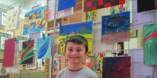 Arthur, 10 ans, vend ses peintures pour aider les sans-abri