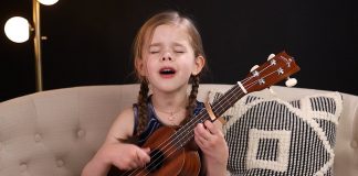 Claire Ryann Crosby, six ans, chante Elvis Presley