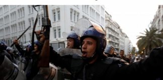 Marche millionième à Alger: quand manifestants et policiers font front commun contre le pouvoir