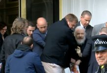 Le moment de l’arrestation d’Assange, méconnaissable, dans une ambassade à Londres (vidéo)