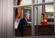 Alors qu’il témoigne devant le Congrès, le procureur Mueller essuie une pluie de critiques de Trump