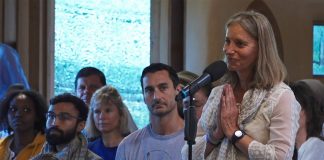 L’oiseau tenu en cage s’est envolé et il est à présent posé sur le grand Banian