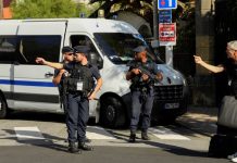 Un policier dégaine son arme pour arrêter un conducteur roulant avec des affiches anti-G7 – vidéo