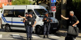 Un policier dégaine son arme pour arrêter un conducteur roulant avec des affiches anti-G7 – vidéo