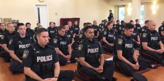 Les services de police Canadiens apprennent la méditation