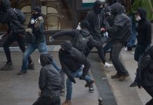 Encore des flics déguisés en blacks blocs! Un témoin raconte.