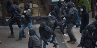 Encore des flics déguisés en blacks blocs! Un témoin raconte.