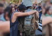 Chili : une manifestante offre un câlin à un gendarme en pleurs