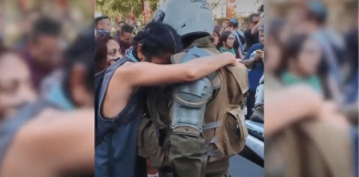 Chili : une manifestante offre un câlin à un gendarme en pleurs