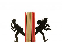 Un Major gendarme (Philippe Saillant) aide des voleurs-vandales à terminer un cambriolage suite à une attaque terroriste.