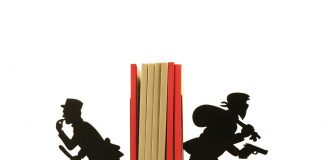 Un Major gendarme (Philippe Saillant) aide des voleurs-vandales à terminer un cambriolage suite à une attaque terroriste.