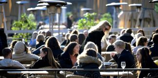 La Suède maintient les écoles et les frontières ouvertes dans le cadre d’une “vaste expérience” sur les virus