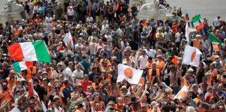Les Italiens enragés abandonnent leurs masques et dénoncent la pandémie comme une escroquerie