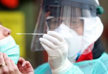 Les tests COVID sont-ils un moyen d’infecter ou d’implanter des personnes ?