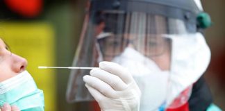 Les tests COVID sont-ils un moyen d’infecter ou d’implanter des personnes ?