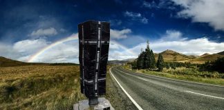 De mystérieux monolithes noirs font leur apparition au bord des routes françaises