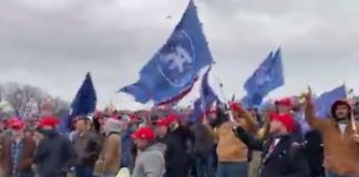 Des manifestants chantent “Christ est Roi” au regroupement de Washington DC