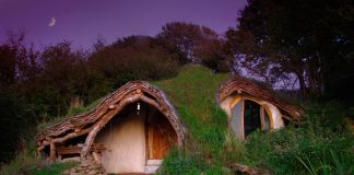 Il auto-construit une maison de hobbit à moins de 4000 euros pour sa famille
