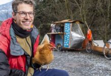 Félix et sa poule voyagent sans argent ni contrainte de temps, à la rencontre des gens