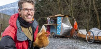 Félix et sa poule voyagent sans argent ni contrainte de temps, à la rencontre des gens