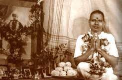 Comment Nisargadatta Maharaj justifie-t-il le fait de fumer ?