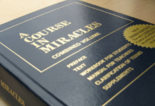 Pourquoi existe-t-il différentes versions de “Un cours en miracles” ? Quelles sont les différences, et quelle édition utilisez-vous ?