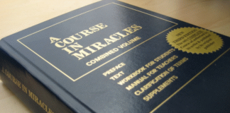 Pourquoi existe-t-il différentes versions de “Un cours en miracles” ? Quelles sont les différences, et quelle édition utilisez-vous ?